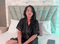 es la combinación perfecta entre misterio y deseo. Con una figura esbelta y una presencia delicada, transmite una elegancia natural que se siente suave, pero intensamente seductora. A primera vista puede parecer tímida, de esas que hablan más con la mirada que con las palabras, pero detrás de esa calma hay una sensualidad que se va apoderando poco a poco.
Ella no se apresura… te envuelve. Cada movimiento, cada gesto y cada sonrisa sutil parecen pensados para llevarte a su ritmo. Allison juega con esa línea entre la inocencia y la tentación, creando una conexión que se siente cercana, casi como un secreto compartido.