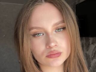 naked cam girl CarylonPreis