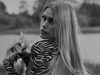topless camgirl CharisseBuonomo