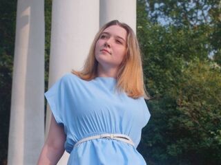 girl showing tits DelphineLunan