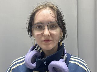 naughty cam girl masturbating with dildo DoraDawson