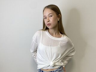 cam girl playing with sextoy DortheyVath