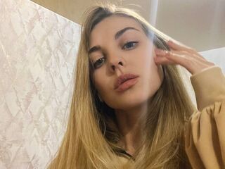 topless camgirl EmilyHollister