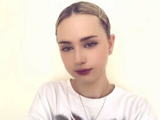 hot cam girl fingering shaved pussy JudithHaverstock