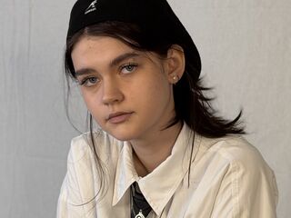 nude camgirl photo LeannMolineaux