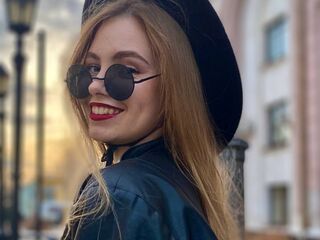 naked cam chat MaiaOshman