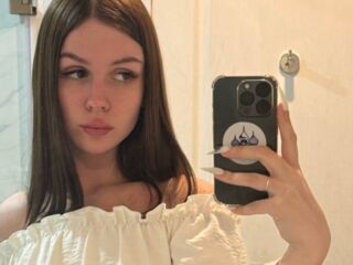 naked camgirl masturbating with vibrator MiaRioti