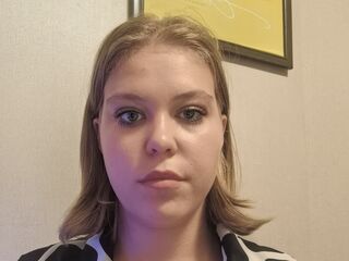 live webcam performer SaturninaLeavitt