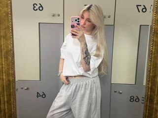 naked camgirl masturbating with vibrator ScarlettAndreula